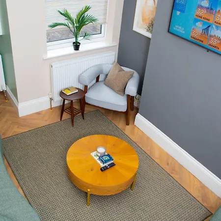 Sleeps 14 The Old Trafford Family Zen By Genesis Living Holiday home *