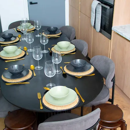 Tatil Evi Sleeps 14 The Old Trafford Family Zen By Genesis Living Manchester