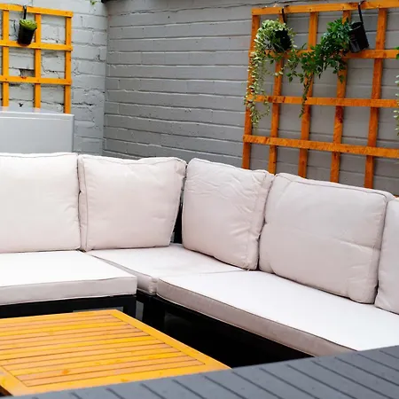 Sleeps 14 The Old Trafford Family Zen By Genesis Living Holiday home