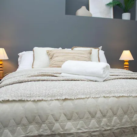 Sleeps 14 The Old Trafford Family Zen By Genesis Living بيت للعطل مانشستر