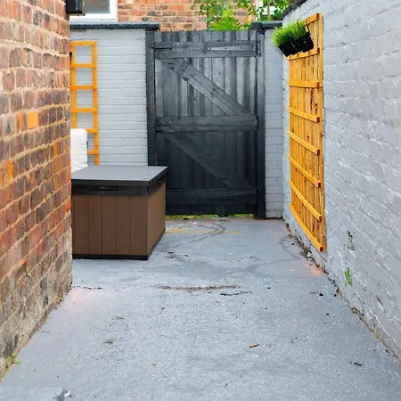 Sleeps 14 The Old Trafford Family Zen By Genesis Living بيت للعطل