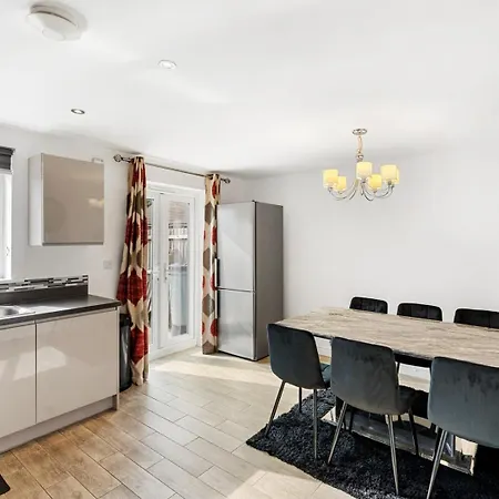 Spacious 4-bed Near Links