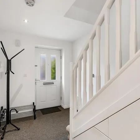 Spacious 4-bed Near Links בית נופש מנצ'סטר