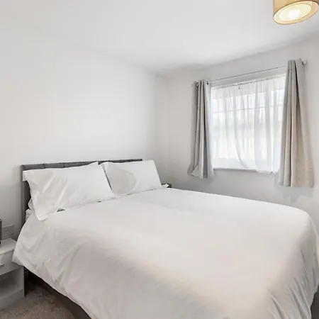 Spacious 4-bed Near Links