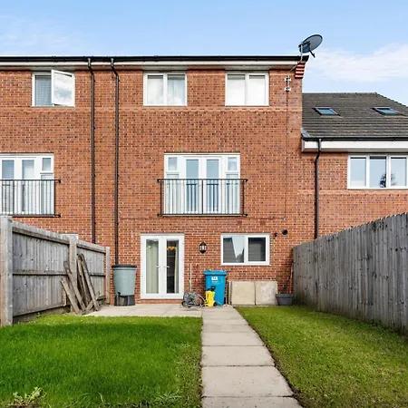 Spacious 4-bed Near Links *