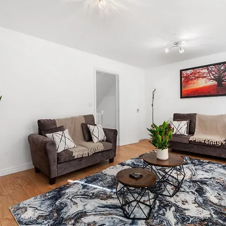 Spacious 4-bed Near Links * マンチェスター
