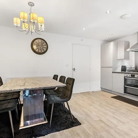 Spacious 4-bed Near Links בית נופש *