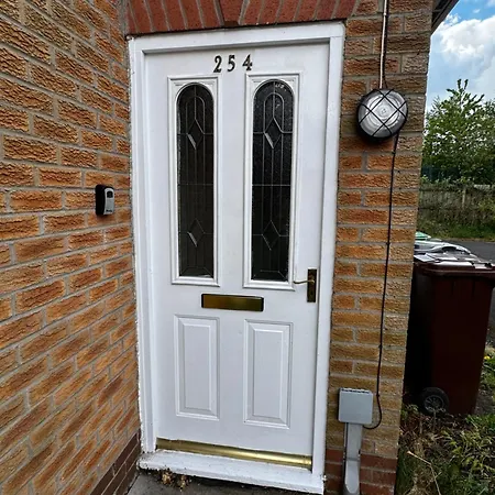 Holiday home Hub - 2br With Free Parking, Near Airport & Attractions *