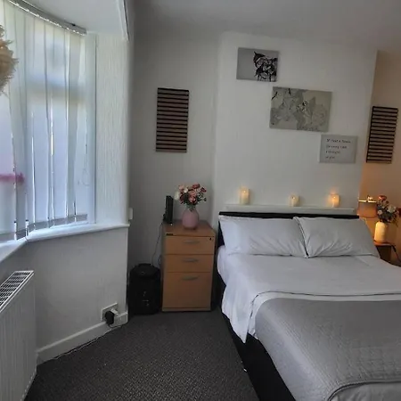 Room In House - Lovely Double Bedroom Near Manchester Airport * Manchester