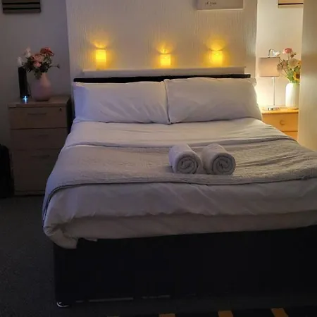 Room In House - Lovely Double Bedroom Near Manchester Airport Guest house