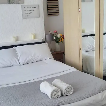 Guest house Room In House - Lovely Double Bedroom Near Manchester Airport *