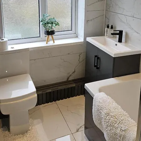 2-bed House Sleeps 4 20 Min To Centre Манчестер
