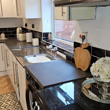 Manchester 2-Bed House Sleeps 4 20 Min To Centre Holiday home