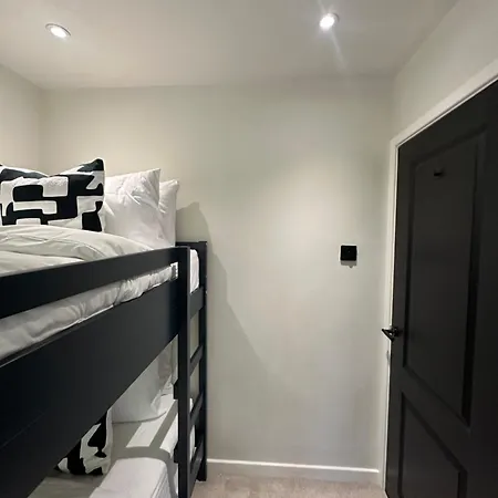 Convenient House By Ankers Contractors With Free Parking *