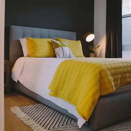 Morden 2br With Views