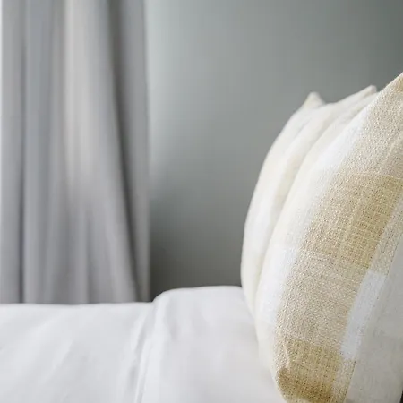 Modern 2 Bedroom House With Parking