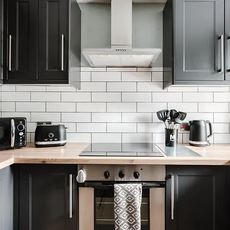 Modern 2 Bedroom House With Parking Manchester