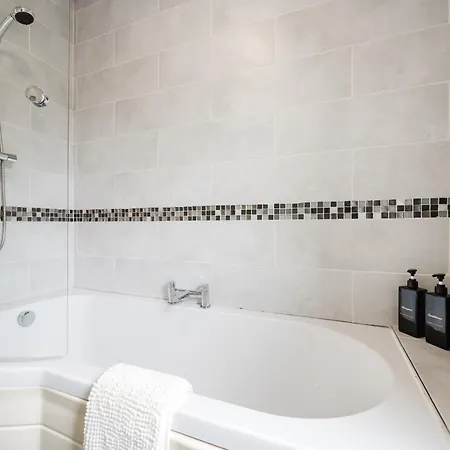 Modern 2 Bedroom House With Parking Holiday home *