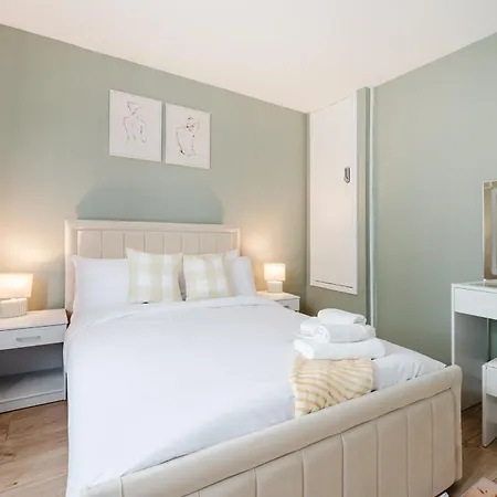 Modern 2 Bedroom House With Parking Holiday home