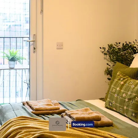 Apartment Modern 2 Bedroom By Paul & Malin Short Lets & Serviced Stretford With Free Parking & Gym Access Manchester