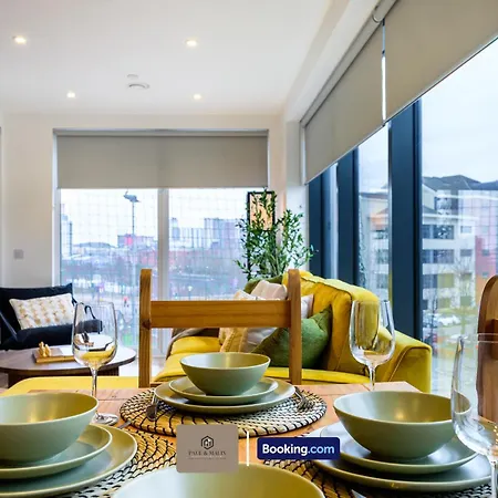 Modern 2 Bedroom By Paul & Malin Short Lets & Serviced Stretford With Free Parking & Gym Access Appartamento Manchester