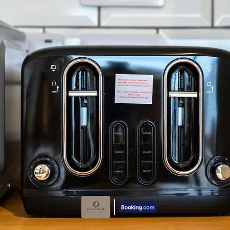 Modern 2 Bedroom By Paul & Malin Short Lets & Serviced Stretford With Free Parking & Gym Access Appartamento