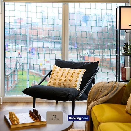 Modern 2 Bedroom By Paul & Malin Short Lets & Serviced Stretford With Free Parking & Gym Access Apartment *