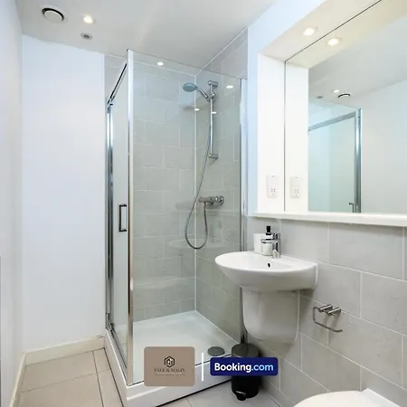 Modern 2 Bedroom By Paul & Malin Short Lets & Serviced Stretford With Free Parking & Gym Access Appartamento Manchester