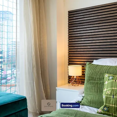 Modern 2 Bedroom By Paul & Malin Short Lets & Serviced Stretford With Free Parking & Gym Access Manchester