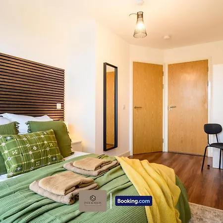 Modern 2 Bedroom By Paul & Malin Short Lets & Serviced Stretford With Free Parking & Gym Access Manchester