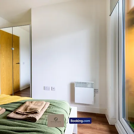 Apartment Modern 2 Bedroom By Paul & Malin Short Lets & Serviced Stretford With Free Parking & Gym Access
