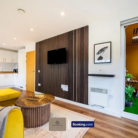 Modern 2 Bedroom By Paul & Malin Short Lets & Serviced Stretford With Free Parking & Gym Access Apartment *