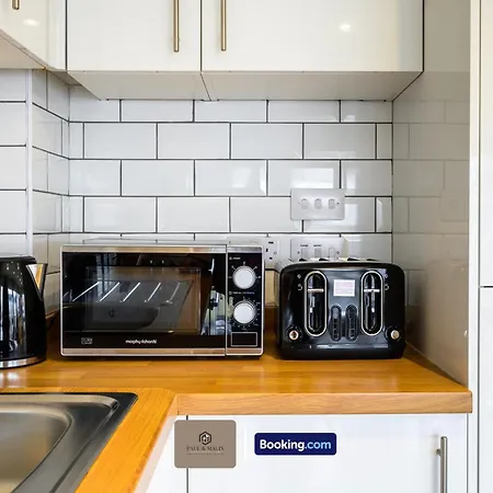 Apartment Modern 2 Bedroom By Paul & Malin Short Lets & Serviced Stretford With Free Parking & Gym Access *