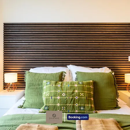 Apartment Modern 2 Bedroom By Paul & Malin Short Lets & Serviced Stretford With Free Parking & Gym Access Manchester