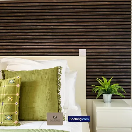 Modern 2 Bedroom By Paul & Malin Short Lets & Serviced Stretford With Free Parking & Gym Access Mánchester