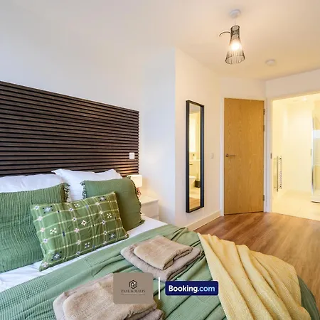 Modern 2 Bedroom By Paul & Malin Short Lets & Serviced Stretford With Free Parking & Gym Access Apartment