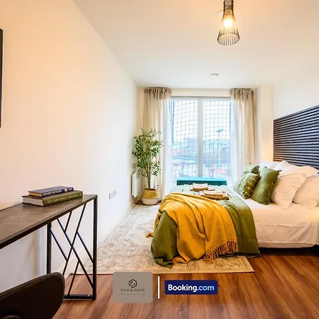 Apartment Modern 2 Bedroom By Paul & Malin Short Lets & Serviced Stretford With Free Parking & Gym Access Manchester