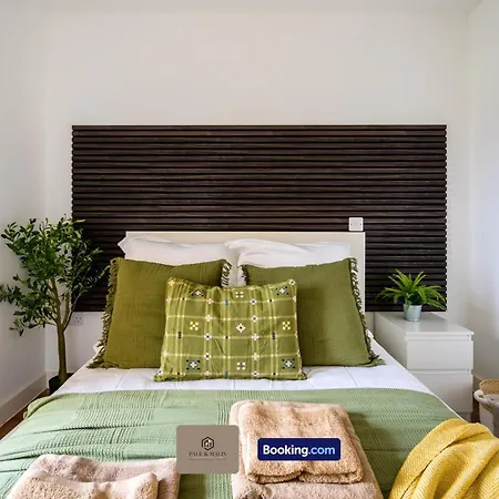 Modern 2 Bedroom By Paul & Malin Short Lets & Serviced Stretford With Free Parking & Gym Access *