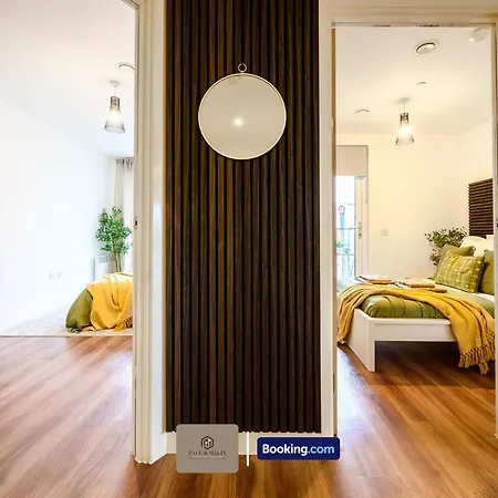 Modern 2 Bedroom By Paul & Malin Short Lets & Serviced Stretford With Free Parking & Gym Access