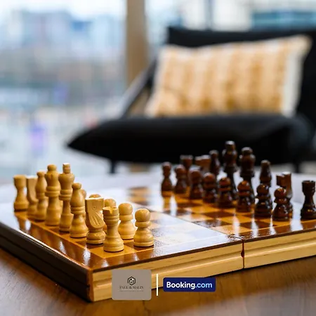 Modern 2 Bedroom By Paul & Malin Short Lets & Serviced Stretford With Free Parking & Gym Access *