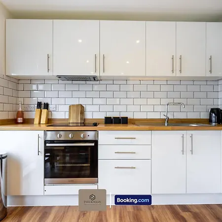 Modern 2 Bedroom By Paul & Malin Short Lets & Serviced Stretford With Free Parking & Gym Access * Manchester