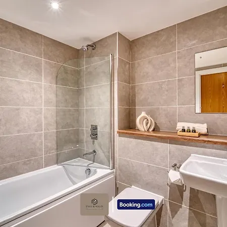 3 Bedroom By Paul & Malin Short Lets & Serviced Stretford With Gym Access *