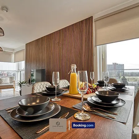 Apartment 3 Bedroom By Paul & Malin Short Lets & Serviced Stretford With Gym Access *