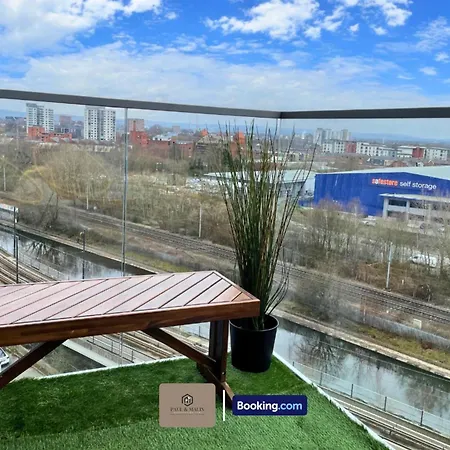 3 Bedroom By Paul & Malin Short Lets & Serviced Stretford With Gym Access Apartment Manchester