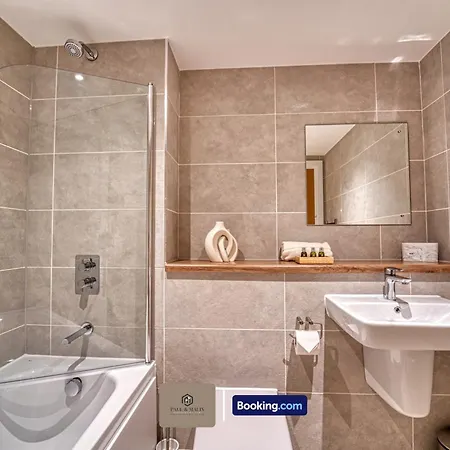 3 Bedroom By Paul & Malin Short Lets & Serviced Stretford With Gym Access *