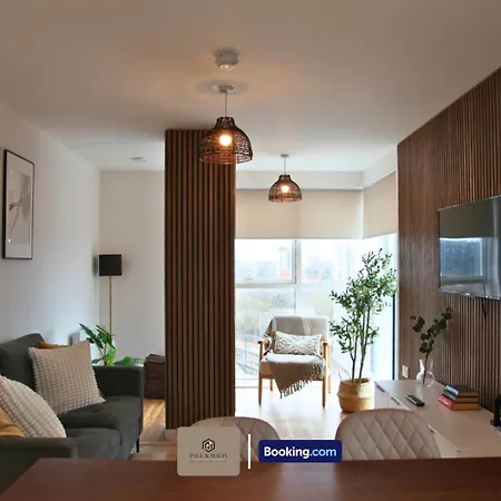 3 Bedroom By Paul & Malin Short Lets & Serviced Stretford With Free Parking & Gym Access