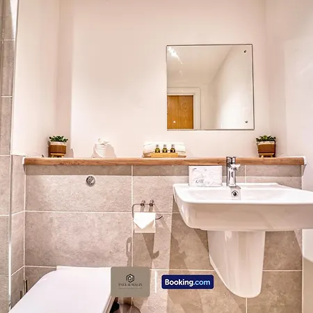 3 Bedroom By Paul & Malin Short Lets & Serviced Stretford With Free Parking & Gym Access Apartamento *