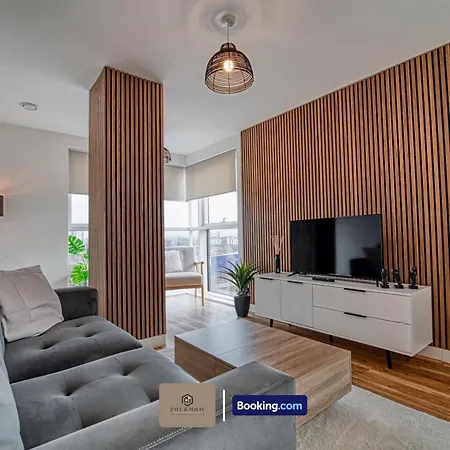 3 Bedroom By Paul & Malin Short Lets & Serviced Stretford With Free Parking & Gym Access *