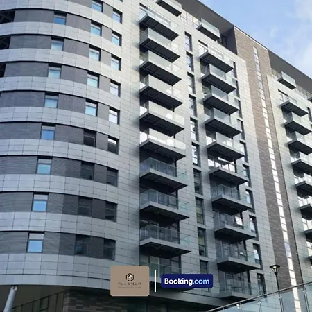 3 Bedroom By Paul & Malin Short Lets & Serviced Stretford With Free Parking & Gym Access