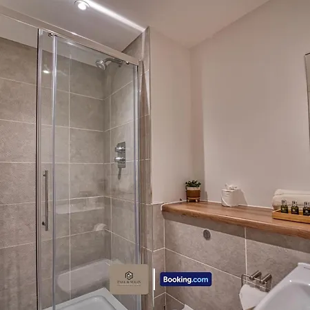 3 Bedroom By Paul & Malin Short Lets & Serviced Stretford With Free Parking & Gym Access Appartement